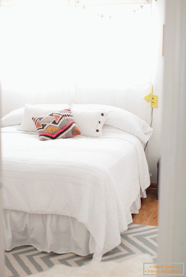 Мала спаваћа соба у бијелој боји