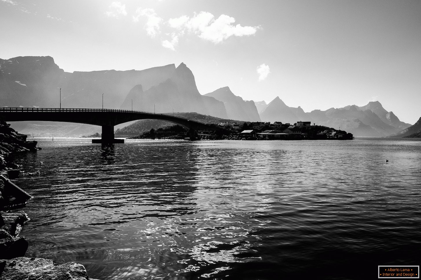 Црно-бела слика моста