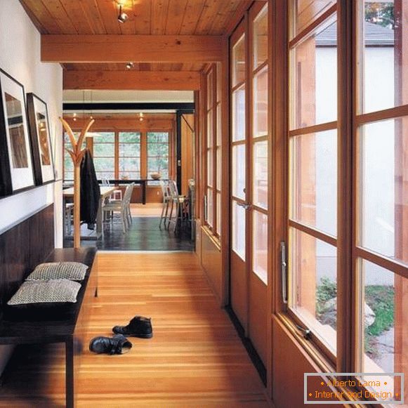 Модерне клупе са леђима у ходнику минимализма 2015