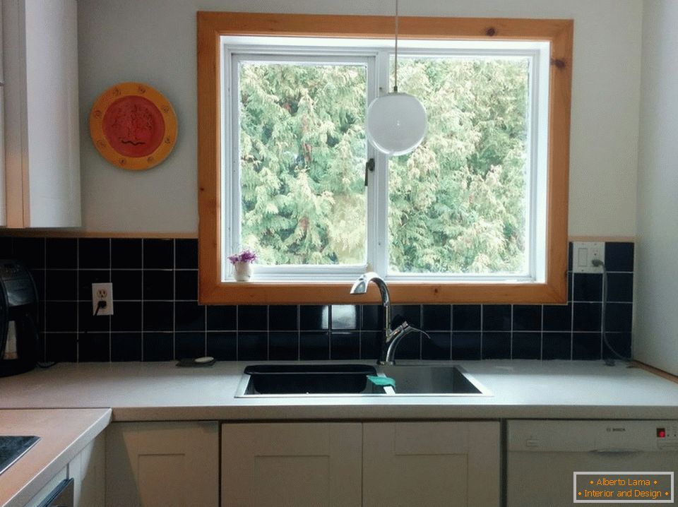 Велики прозор у дизајну мале кухиње