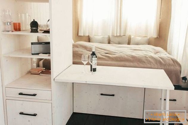 Унутрашње уређење мале куће: раскладной столик в спальне