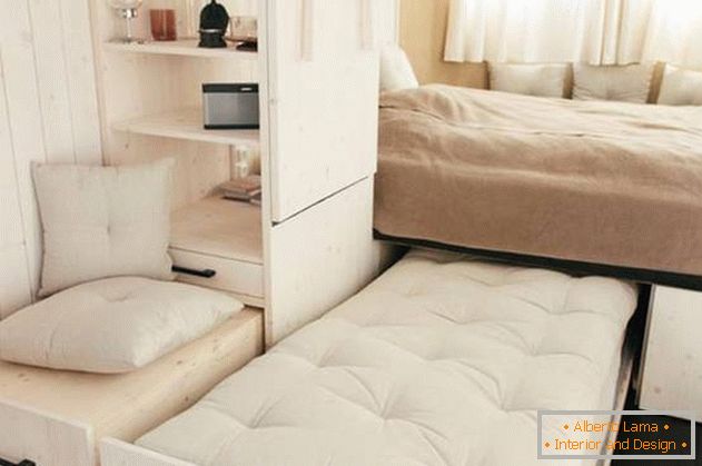 Унутрашње уређење мале куће: дополнительная кровать в спальне