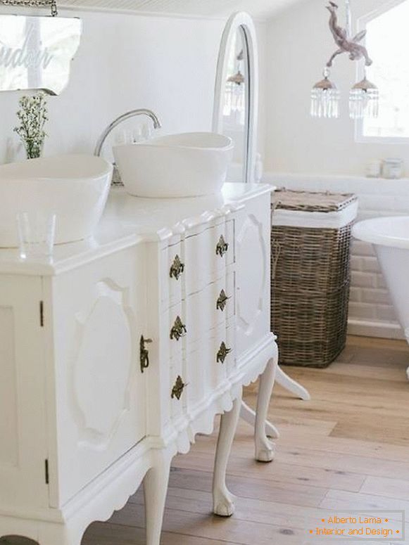 Бели купатилски намештај Прованса