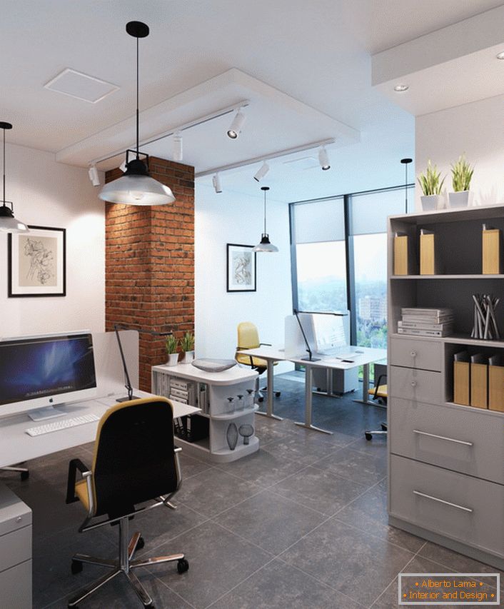 Светао канцеларијски простор у поткровљу са правилно одабраним осветљењем.