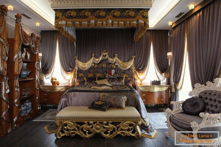 Луксузна спаваћа соба у барокном стилу. У средишту композиције налази се масиван кревет са високо украшеном плочом.