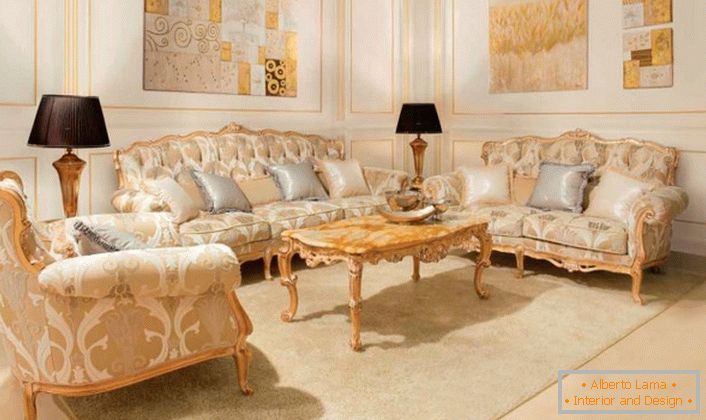 Тапацирани намештај са дрвеним елементима златне боје је у складу са златним панелима на зидовима. 
