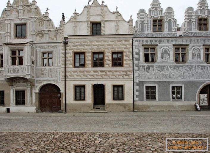 Дрвени прозорски оквири у кући направљени у барокном стилу.