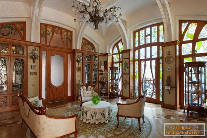 Дневна соба у стилу Арт Ноувеау са правилно одабраним осветљењем.