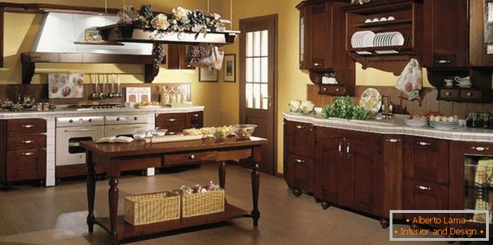 Прави пример украшавања кухиње у стилу земље. Плетене корпе, цвијеће, украсне грожђе грожђа - створити атмосферу удобности у кухињи.