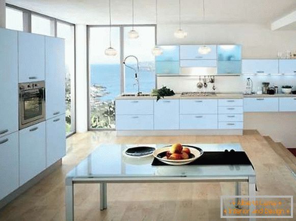 Прекрасан кухињски ентеријер у приватној кући - фотографија
