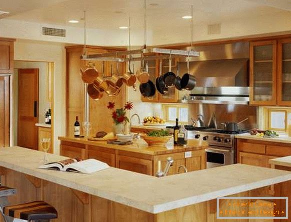 Унутрашња кухиња у приватној кући - дизајн са дрвеним одјећом