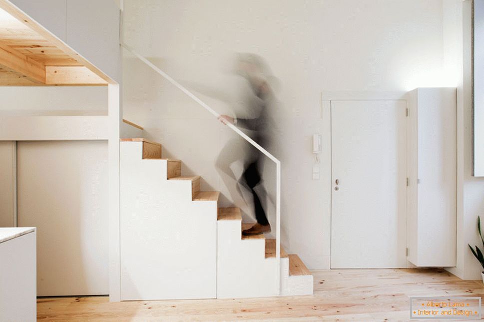 Унутрашњост мале студио апартмана у светлим бојама - лестница