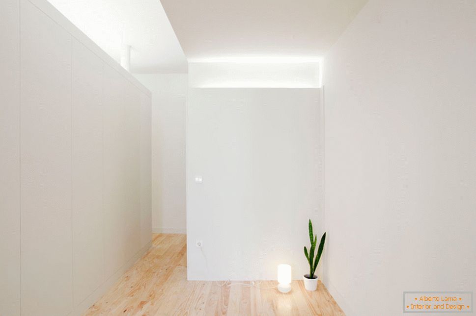 Унутрашњост мале студио апартмана у светлим бојама - одинокий цветок