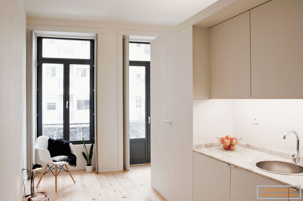 Унутрашњост мале студио апартмана у светлим бојама - интерьер кухни