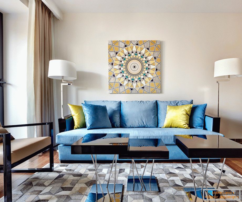 Екстравагантна плава софа са жутим декоративним јастуцима у дневној соби