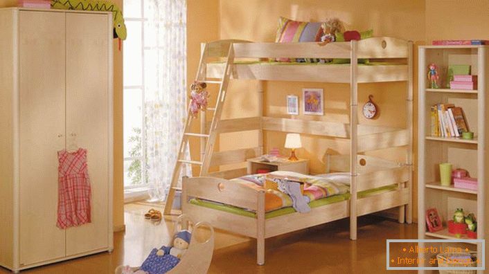 Дечија соба у високотехнолошком стилу са лаганим дрвеним намештајем. Једноставност намештаја надокнађује његова функционалност и практичност.