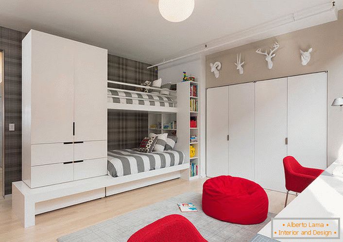Велика дечија соба у високотехнолошком стилу за близанце. Пажња привлачи црвени и гардеробни намјештај, монтиран у зид.