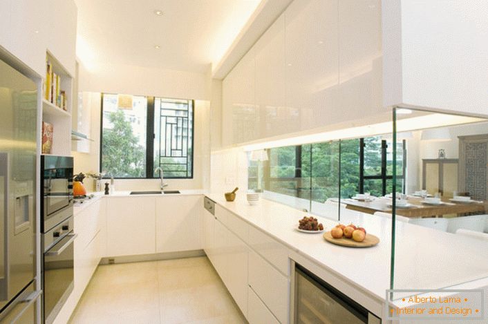 Кухиња је од дневног боравка одвојена декоративним стакленим зидом. Интересантно решење за ентеријер у стилу живота.