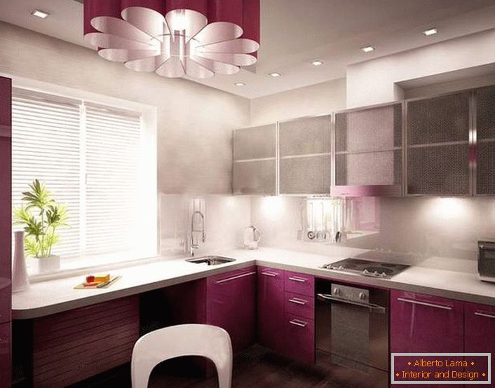 Пример дизајна пројекта за малу кухињу у авантгардном стилу. Правилно дизајнирана кухиња, чак и прозор се користи под радном површином.