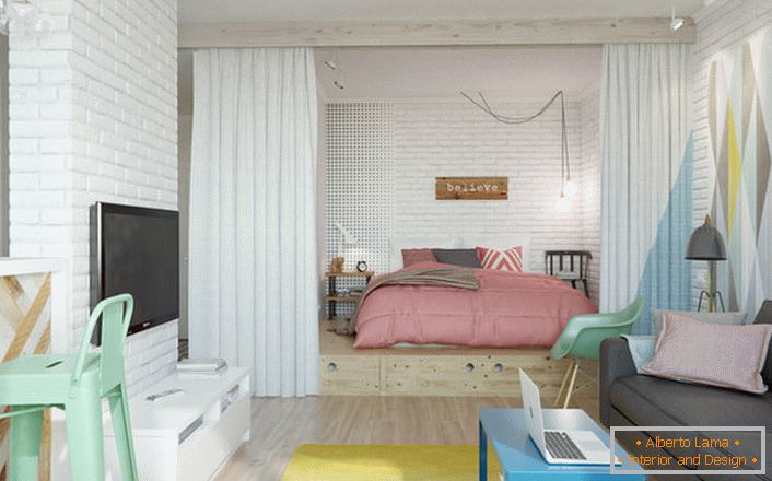 Скандинавски стил је идеалан, ако говоримо о дизајну малог стана. У ниши налази се спаваћа соба са великим меканим креветом.