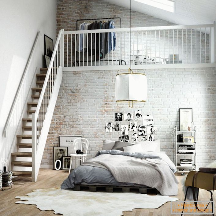 Спаваћа соба у скандинавском стилу функционално је подељена у две зоне. Дрвени степениште води до другог спрата, где је на кревету мала гардероба.