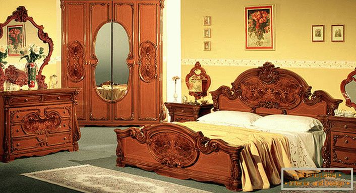 Италијански намештај за спаваћу собу у барокном стилу.