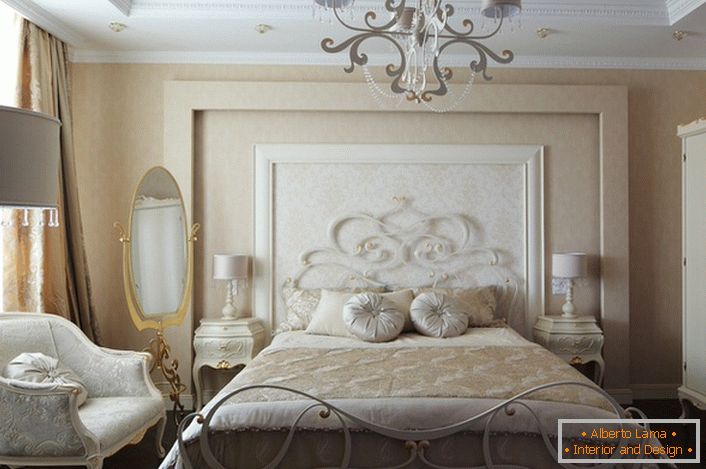 Луксузна породична спаваћа соба у стилу романтизма је атрактиван скроман затворен ентеријер у светлим бојама.