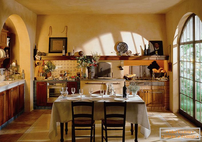 Кухиња је у рустикалном стилу са великим панорамским прозором. Радна и благоваона у кухињи добијају максимално природно свјетло.
