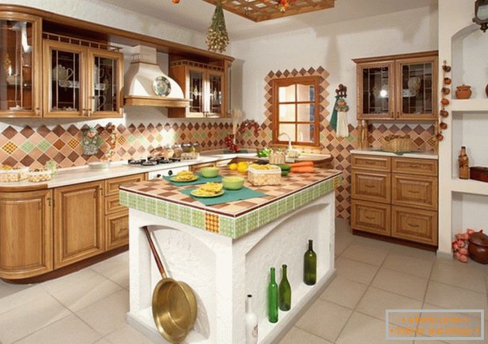 Смешна кухиња у рустикалном стилу за породичну кућу.