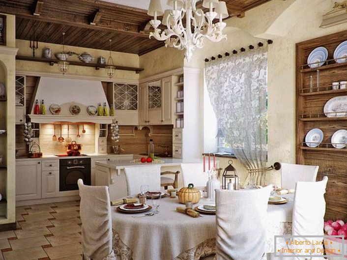Удобна кухиња у рустикалном стилу. Значајне су декоративне полице од дрвета за плоче и остала посуђа. 