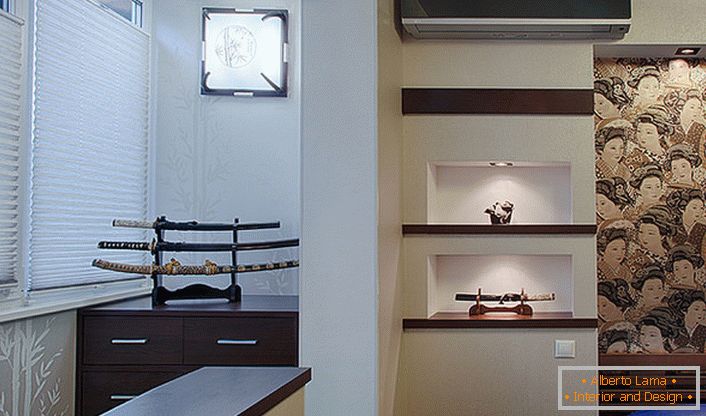 Одлична украсна декорација собе у стилу јапанског минимализма је јапански мач. Није потребно стицање правог борбеног оружја, довољно је исмевање. 