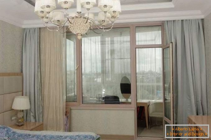 Спаваћа соба са балконом са панорамским прозорима - идеја за ентеријер