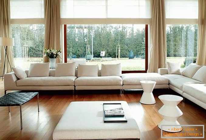 Дневна соба са панорамским прозорима - фотографија са завјесама и намештајем у минималистичком стилу