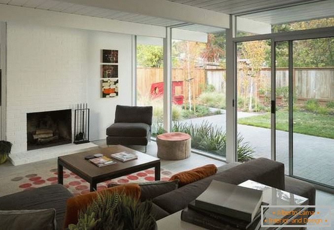 Дизајн дневне собе са панорамским прозором - фотографијом у унутрашњости приватне куће