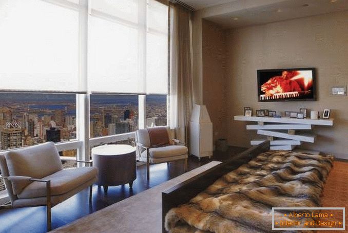 Дизајн спаваће собе са панорамским прозорима у градском стану