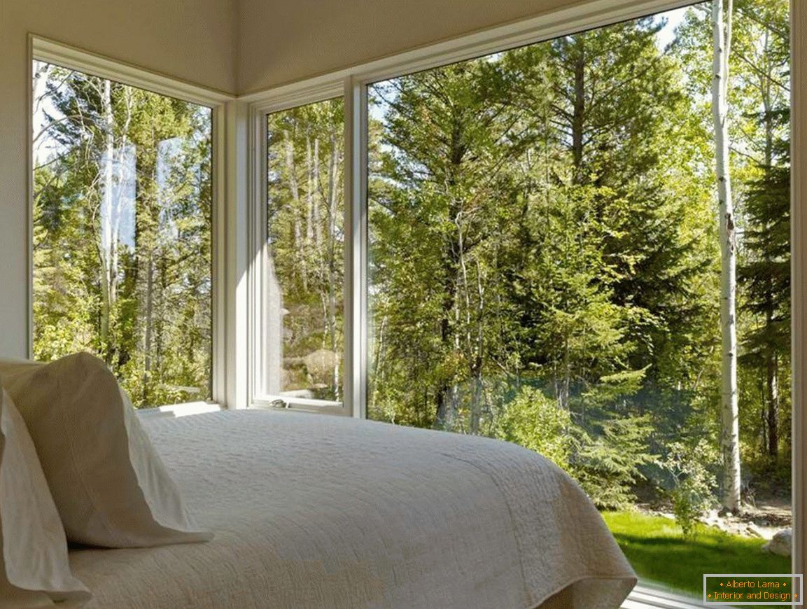 Спаваћа соба с видом на лес