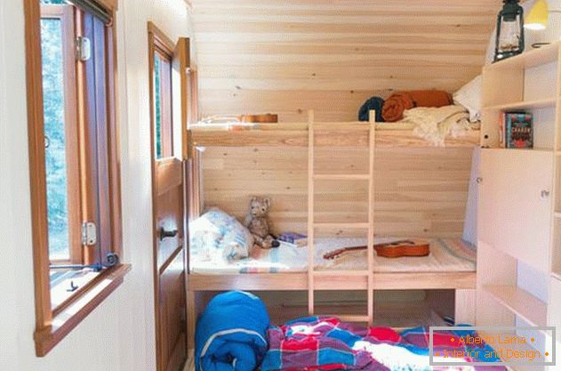 Комфорна мини кућа: фотографија из Онтарија. Проширени део испод кревета