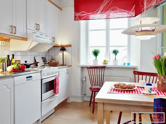 Бела боја у комбинацији са племенитим црвеном визуелно побољшава кухињу. Светли, засићени акценти чине простор стилским и креативним. 
