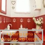Романтичан стил у дизајну црвено-белог тоалета