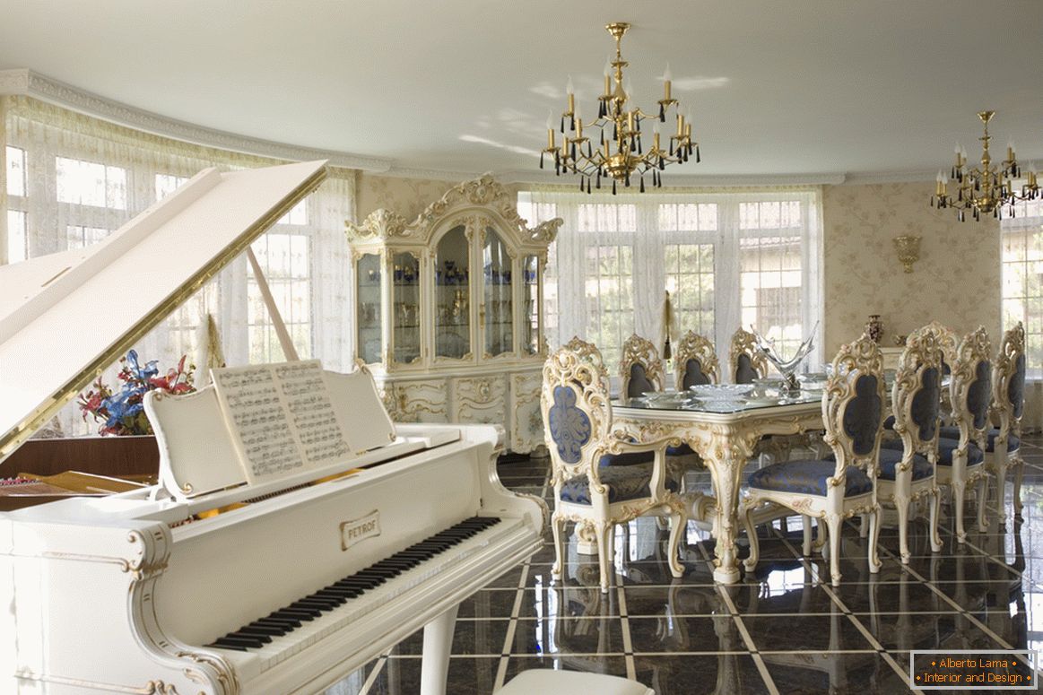 Пространа трпезарија у барокном стилу. Власник сеоске куће, највероватније, свира клавир, који савршено уклапа у целокупну слику унутрашњости.