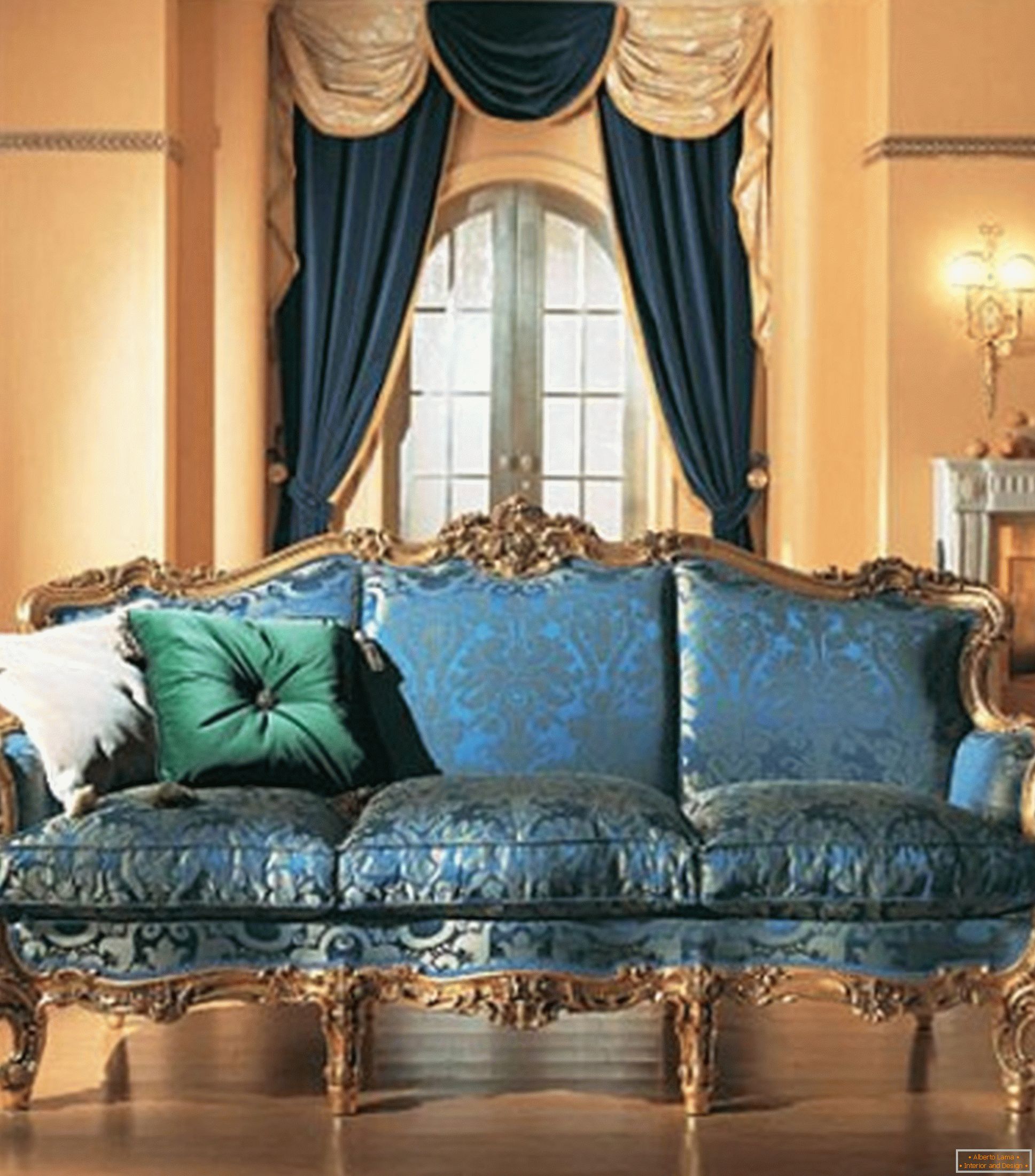 Комбинација контрастних боја у декорацији дневне собе у барокном стилу.