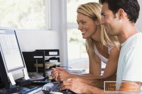 мушкарци и жене на компјутеру код куће