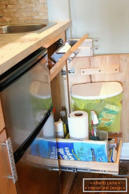 Хигијенски прибор у малој удобној кухињи