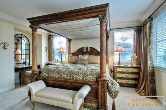 Велики кревет на фенг схуију у спаваћој соби у класичном стилу