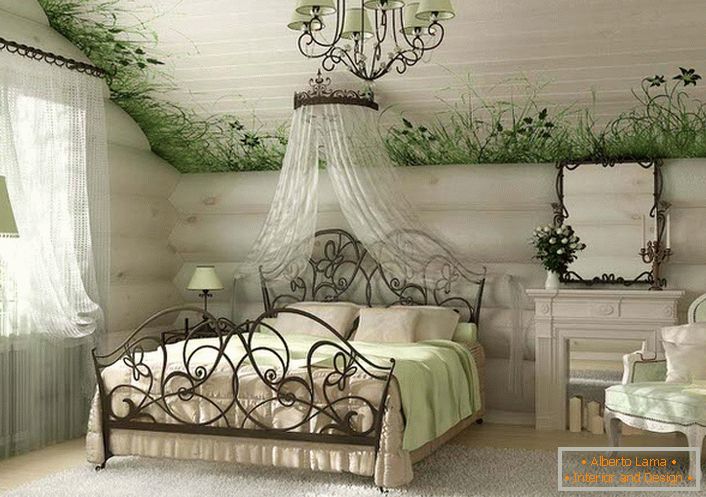 Светла, пространа спаваћа соба у природном стилу се истичу за посебну плафонску завршну обраду, поред чега је приказано свеже зеленило са ретким цветовима.