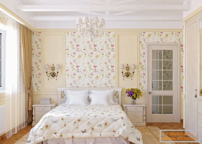 Зидови спаваће собе у стилу земље украшени су цветним тапетама, који се хармонично уклапају са постељином на кревету.