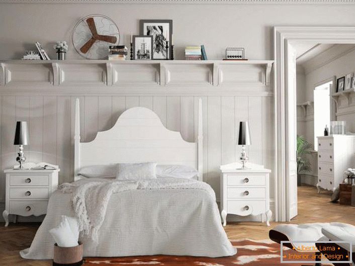 Бела соба у стилу земље са правилно одабраним намјештајем. Посебно занимљиви су ноћни столови са малим ладицама.