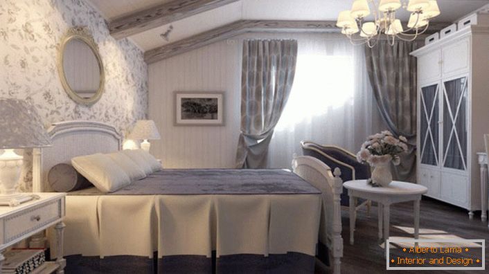 Спаваћа соба у природном стилу се прави у пригушеним плавим тоновима. Зид на глави кревета покривен је тапетом цветним образцем.