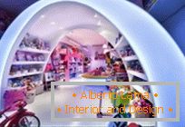 Радужный интерьер в магазине игрушек Пиларова прича, Барселона