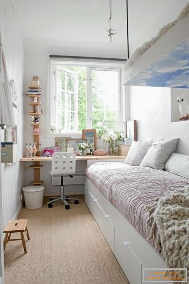 Уска спаваћа соба у бијелој боји